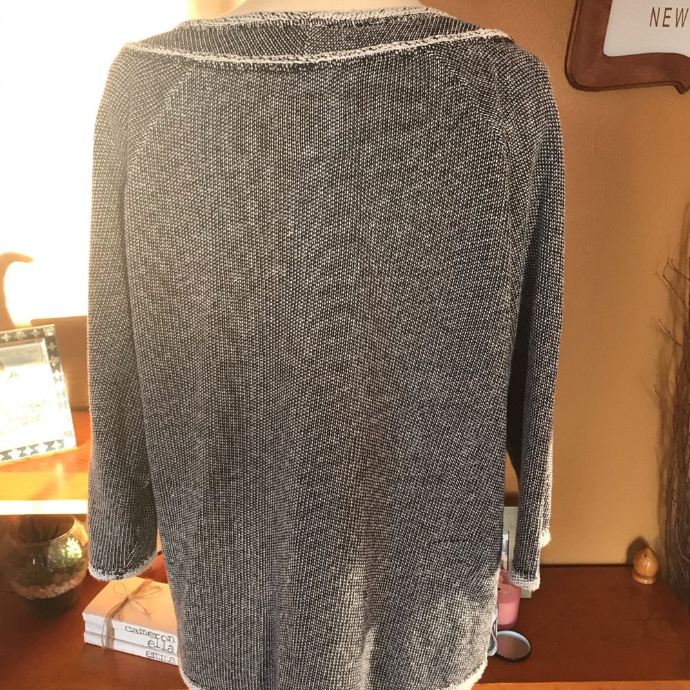V-neck Blk/Wht Long Sleeve - Picture 3 of 4